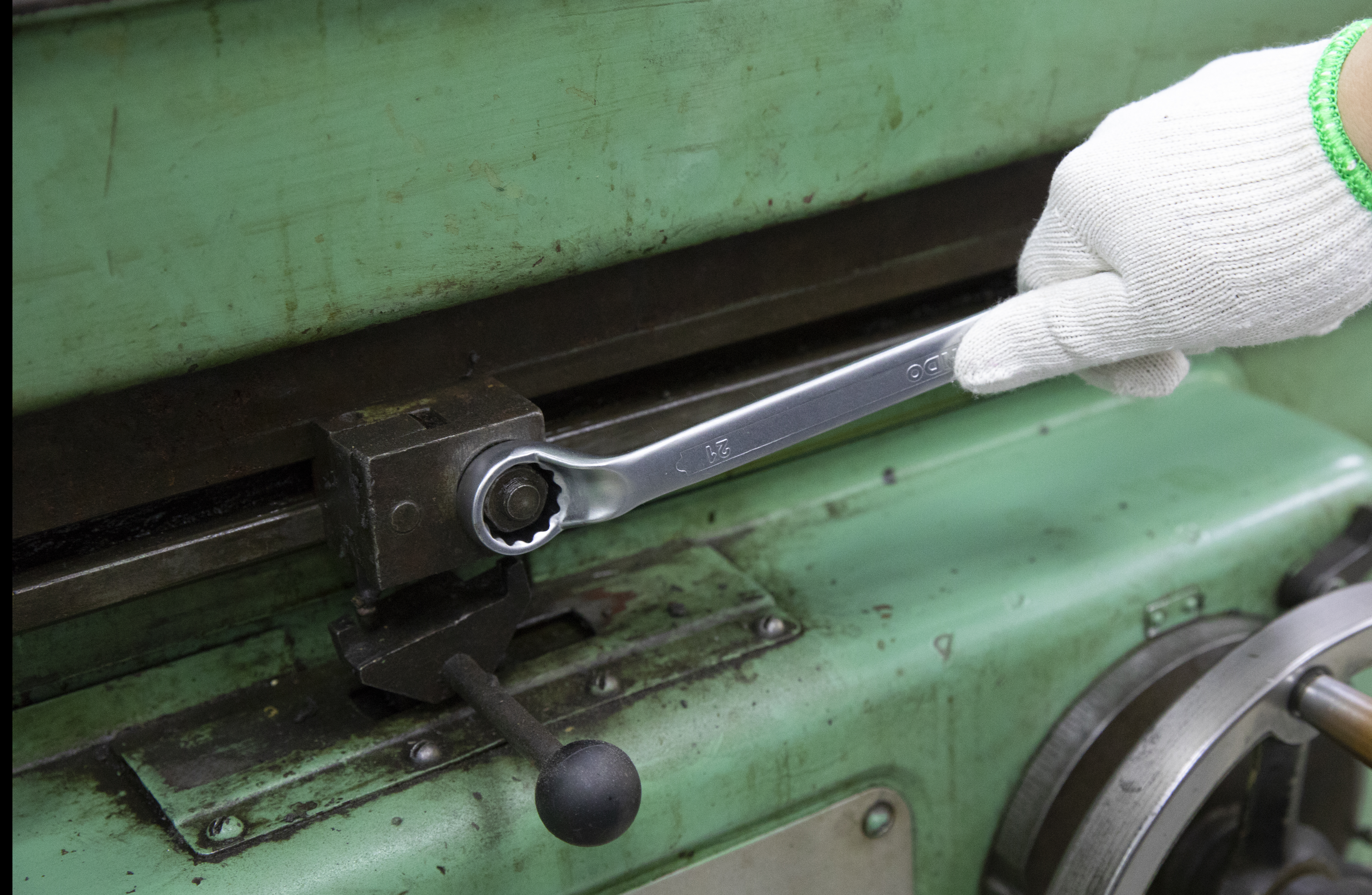 Bagaimana langkah-langkah menggunakan kunci pas kombinasi? 